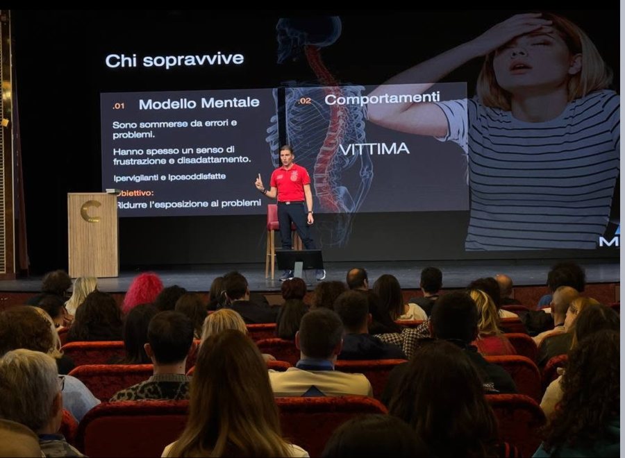 Massimiliano Maura sul palco durante un evento dal vivo